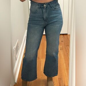 High-waisted, wide-leg blue jeans #90sstyle